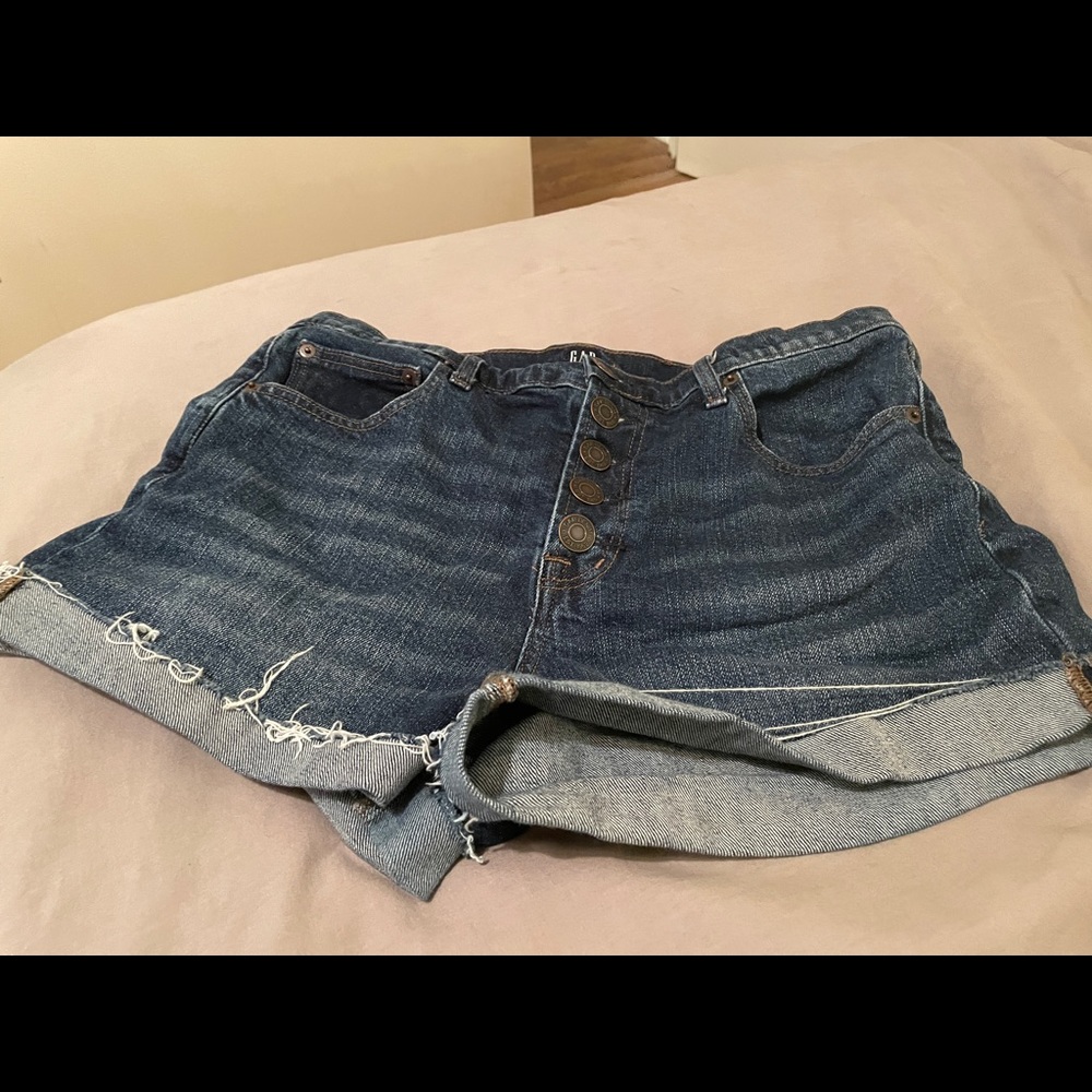 Button fly gap shorts